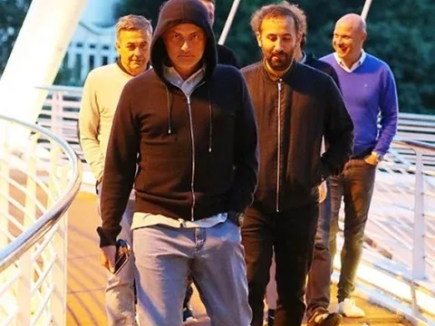 Điểm tin hậu trường 16/07: Mourinho "cực ngầu" trước trận ra mắt Quỷ đỏ; Lewandowski say sưa diễn cảnh nóng cùng vợ trên biển