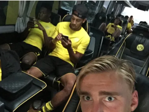 Điểm tin hậu trường 17/7: De Gea du hí bên ‘máy bay bà già’; Sao Dortmund phát sốt vì Pokemon Go