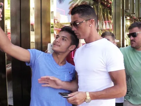 Điểm tin hậu trường 28/07: CR7 "nổi đóa" khi fan muốn chụp ảnh chung; BTC V-League "méo mặt" vì cơn bão số 1