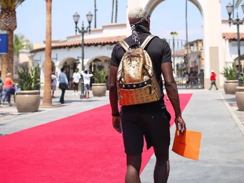 Điểm tin hậu trường 31/7: Pogba bỡn cợt CĐV MU; Fan cuồng rượt Wenger đòi mua bằng được Mahrez