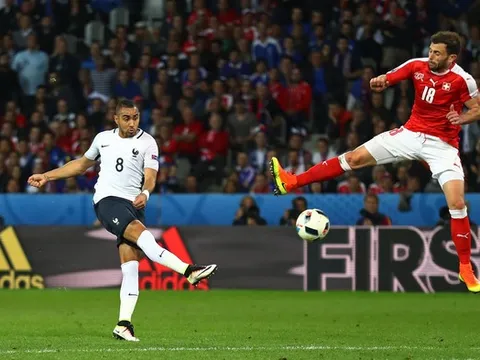 Dimitri Payet sút dội xà ngang Thụy Sĩ