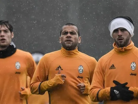 Độc bá tại Serie A, Juventus vẫn phải đội mưa luyện tập