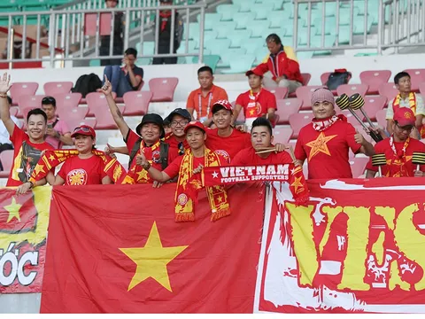 Đội tuyển Việt Nam tri ân người hâm mộ trên sân Wunna Theikdi
