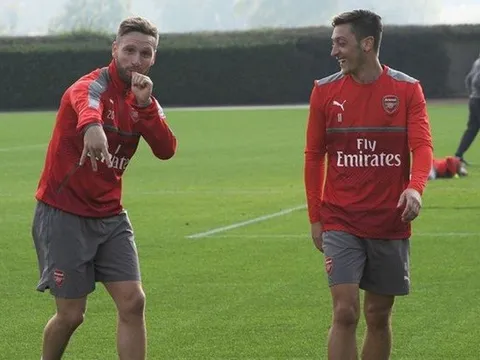 Đồng đội chúc mừng hat-trick của Oezil theo cách độc đáo