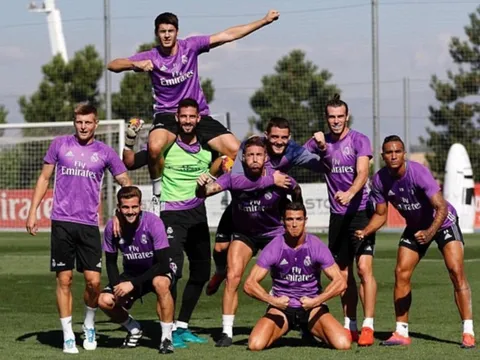 Đồng đội tạo dáng 'cute', Ronaldo thì chỉ muốn khoe cơ bắp