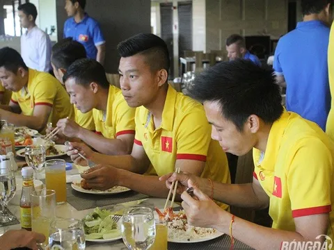 "Đột nhập" phòng ăn của ĐT Việt Nam trên đất Myanmar
