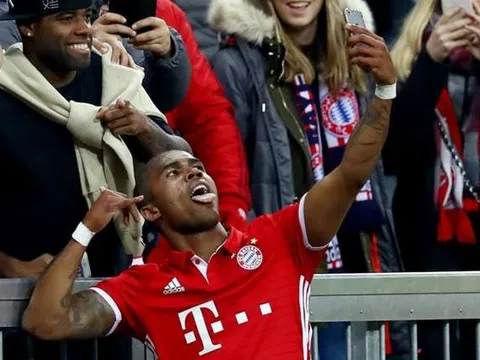 Douglas Costa selfie ăn mừng cùng CĐV ngay trong trận đấu