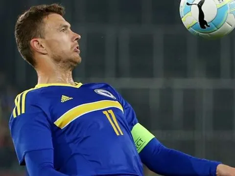 Dzeko lên tiếng sau sự cố tụt quần đối thủ