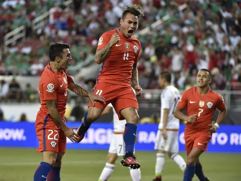 Eduardo Vargas hủy diệt Mexico với cú poker