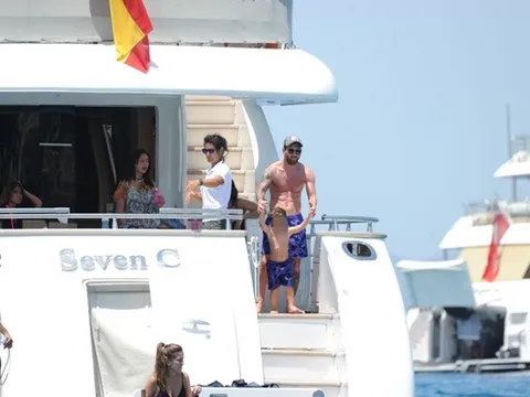 Mặc án tù, Messi 'ăn chơi' trên du thuyền siêu sang