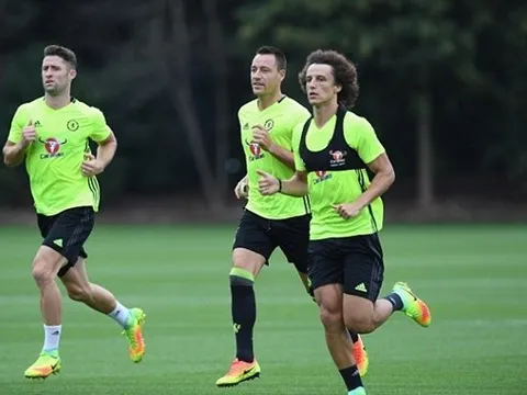 Chùm ảnh: David Luiz tập cực sung, HLV Conte chăm chút Marcos Alonso