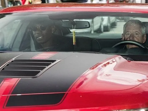 Pogba đi chuyên cơ, xế khủng ngày trở lại Manchester
