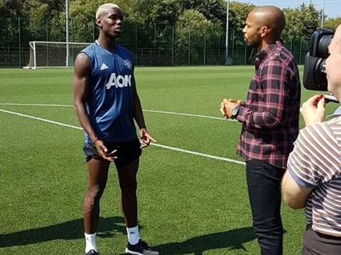 Huyền thoại Arsenal 'đột nhập' sân tập M.U, chộp lấy Pogba