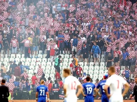 Chùm ảnh: CĐV Croatia hóa 'khủng bố', cầu thủ sợ chết khiếp
