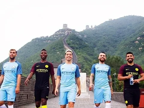 Chùm ảnh: Học đòi M.U, Man City ra mắt áo đấu không giống ai