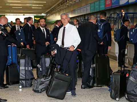 Mourinho lịch lãm, dẫn đầu dàn sao M.U đi du đấu