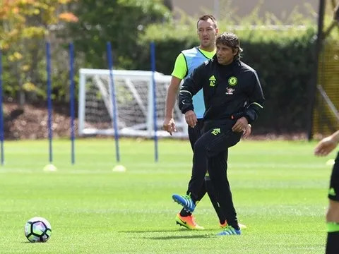 Chùm ảnh: HLV Conte khiến học trò lác mắt ngày đầu ở Chelsea
