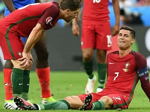 CẬN CẢNH: Pha bóng khiến C. Ronaldo ngã quỵ, khóc hết hơi