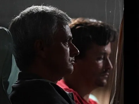 Chùm ảnh: Bị hành xác, thầy trò Mourinho 'mặt đưa đám' rời TQ