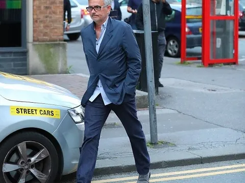 Mourinho đeo kính, diện vest bảnh bao như 'soái ca'