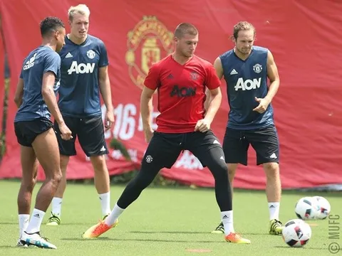 Chùm ảnh: Thua Dortmund, Mourinho bắt học trò cày ải dưới nắng nóng