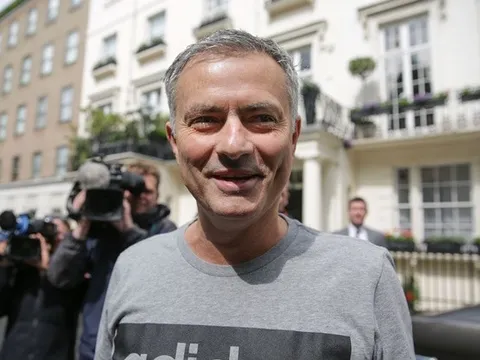 Jose Mourinho cười tươi rói, tung tăng dạo phố