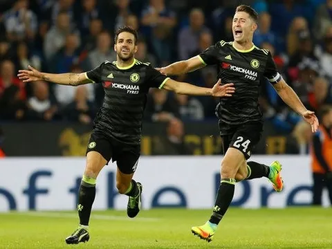 Fabregas rực sáng, Chelsea thắng kịch tính 10 người Leicester