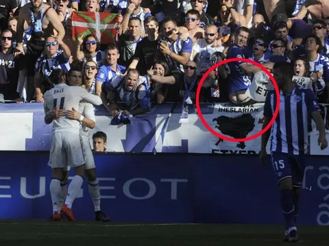 Fan Alaves tụt quần quay mông về phía Ronaldo