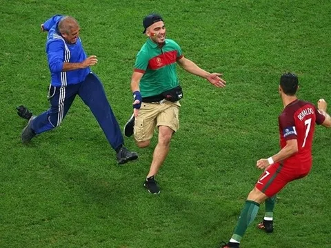 Fan cuồng lao vào sân đuổi bắt Ronaldo