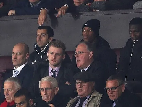 Fan giận dữ vì Mourinho lại bỏ rơi Mkhitaryan