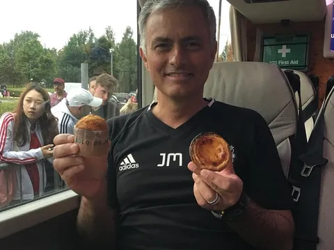 Fan MU tặng quà cho Mourinho sau chiến thắng đầu tiên