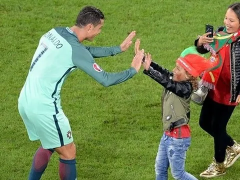 Fan nhí chúc mừng Ronaldo vào tứ kết EURO 2016