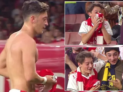 Fan nhí phát khóc vì quà tặng từ Oezil