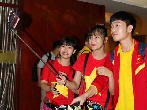 Fan nữ Tây Đô khoác tay Xuân Trường, tươi tắn bên Công Phượng