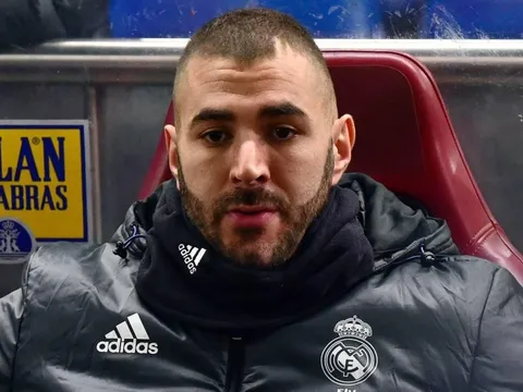 Fan Real Madrid quay lưng với Benzema