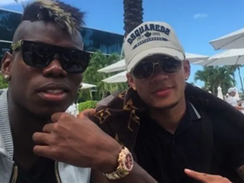 Fan săn đón Pogba khi ăn tối cùng Depay