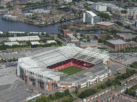 Fan trốn vé bằng cách qua đêm trong toilet sân Old Trafford