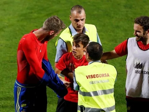 De Gea cởi áo tặng fan nhí trên sân tập