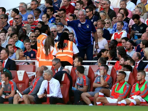 CĐV	Arsenal chỉ tay chửi thẳng mặt HLV Wenger