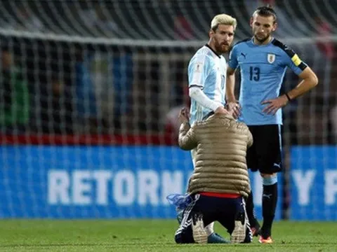 Messi lại bị fan "cuồng" vái lạy giữa sân