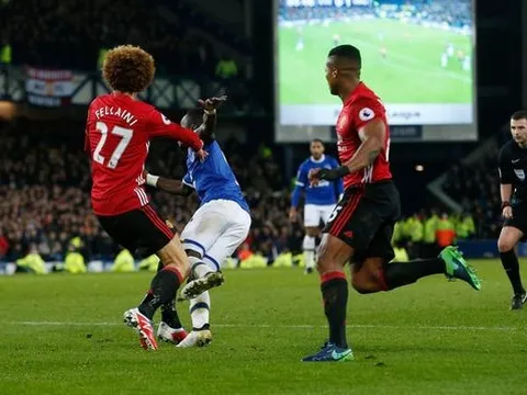 Fellaini 'tỏa sáng', cộng đồng mạng phát cuồng