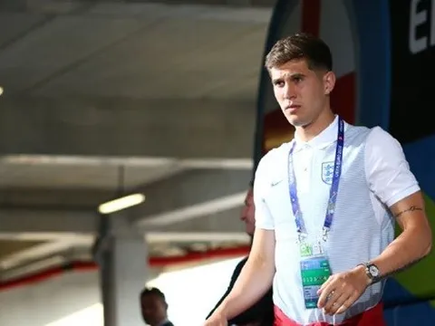 Lần đầu tiên Pep nhận xét về trò mới John Stones