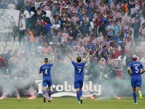 Dàn sao Croatia lực bất tòng tâm trước "cơn điên loạn" của CĐV nhà