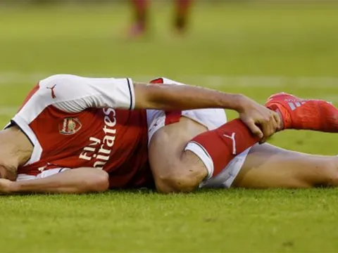 Gabriel chấn thương nặng, Arsenal tan tác hàng thủ