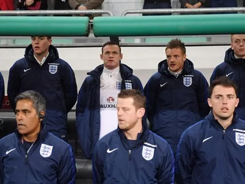 'Gánh nặng' Rooney dự bị, Tam Sư suýt chết trước Slovenia