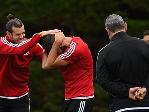 Gareth Bale bẻ cổ, đòi "tẩn" đồng đội trên sân tập