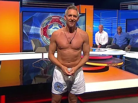 Gary Lineker cởi đồ trên sóng truyền hình