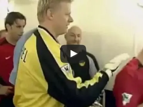 Gary Neville phũ phàng từ chối bắt tay Peter Schmeichel