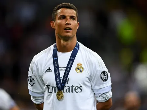 Gia hạn với Real, Ronaldo khiến Messi "hít khói" về lương bổng