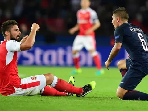 Giroud nhận thẻ đỏ ngu ngốc, Wenger nói gì?